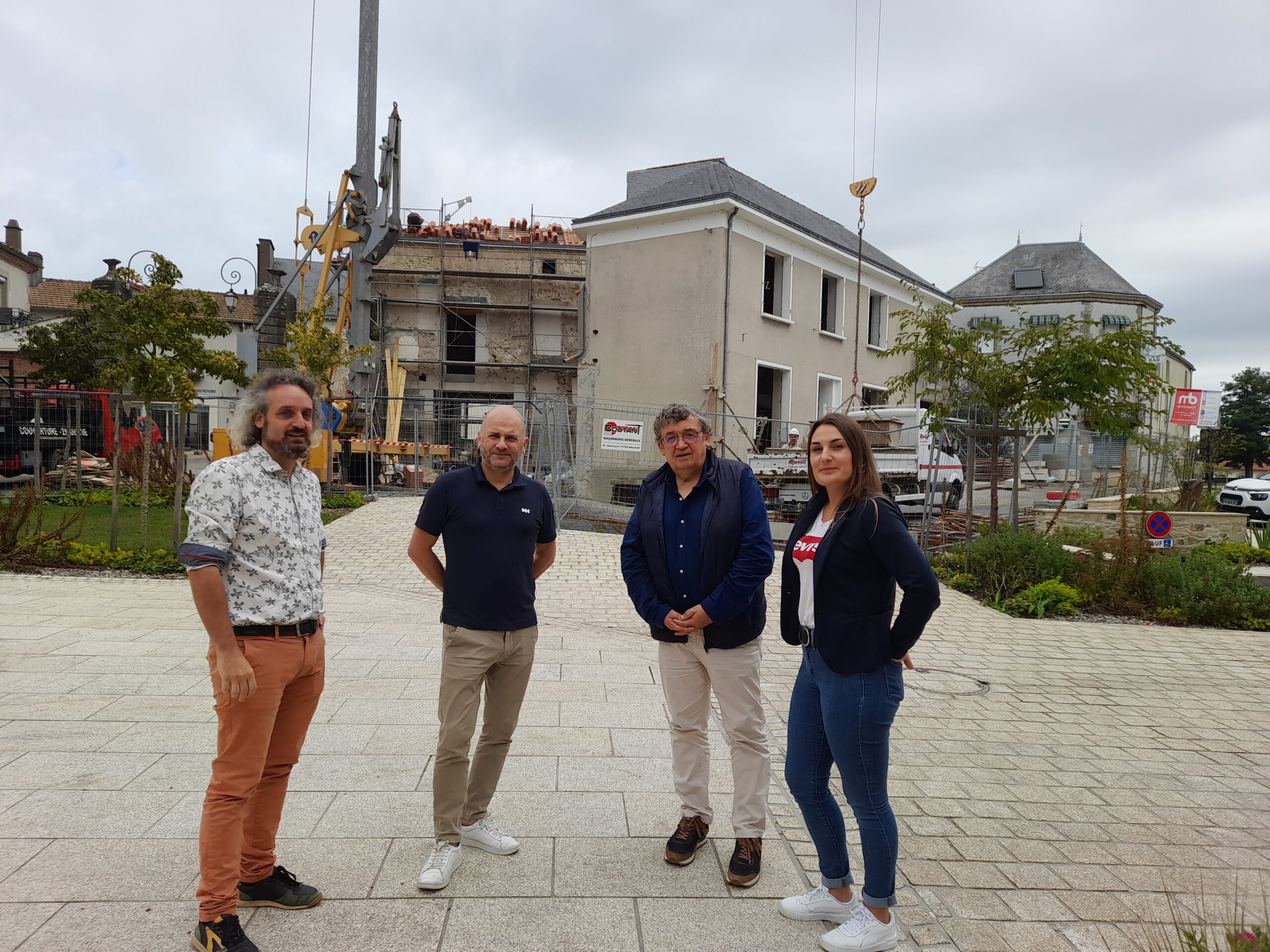 De gauche à droite : Nathanaël LYBRECHT, Directeur Général des Services, Denis PRISSET, adjoint en charge de l'économie, Pierre-Yves MAROLLEAU, Maire de Mauléon et Président de la Communauté d'Agglomération du Bocage Bressuirais, et Emeline JAOUEN, responsable du Pôle promotion et développement du territoire face à l'ilot du Renard